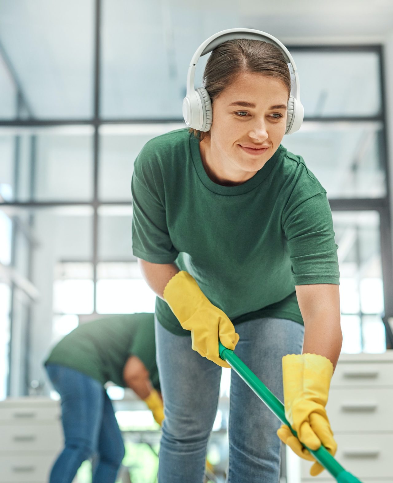 une jeune femme qui nettoie un bureau